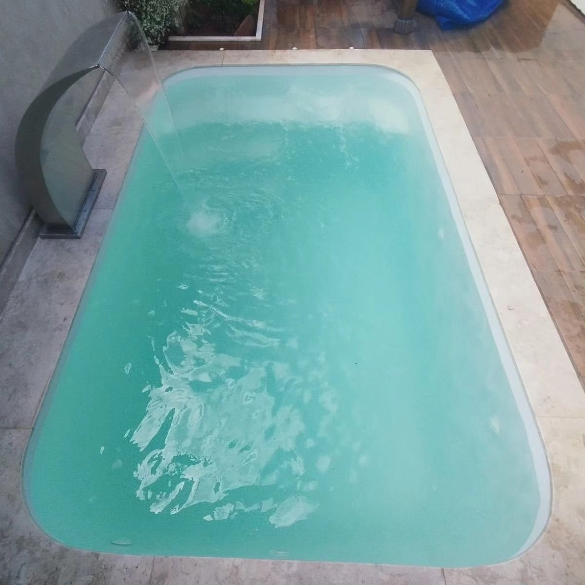 Piscina de fibra cheia, recém instalada