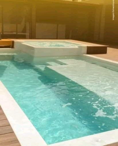 Piscina com deck de madeira